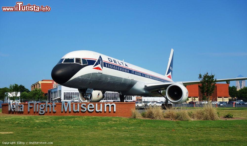 Immagine Un aereo al Delta Flight Museum di Atlanta, Georgia. Questo interessante spazio museale si trova all'Hartsfield-Jackson Atlanta International Airport della capitale della Georgia. Sono due hangar del 1940 ad ospitare aerei e cimeli permettendo così un tuffo nel passato e nel presente dell'aviazione - © EQRoy / Shutterstock.com