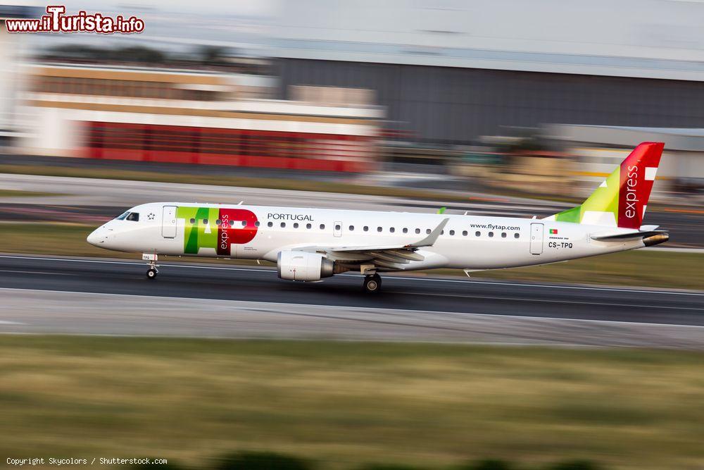 Immagine Un aereo della TAP in atterraggio all'Aeroporto Portela de Sacavem a Lisbona - © Skycolors / Shutterstock.com