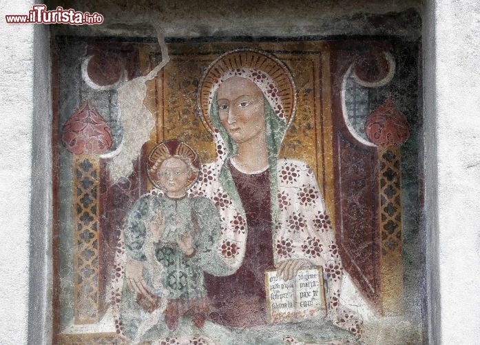 Immagine Un affresco della Vergine Maria fotografato a Berbenno in Valtellina- © Fulcanelli / Shutterstock.com