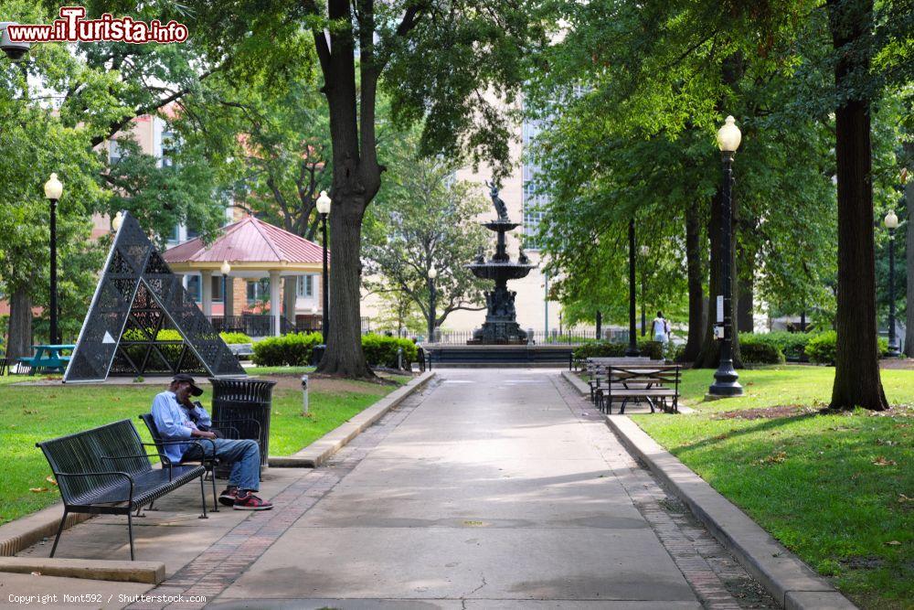 Immagine Un afro americano riposa sulla panchina di un parco pubblico a Memphis, Tennessee (USA) - © Mont592 / Shutterstock.com