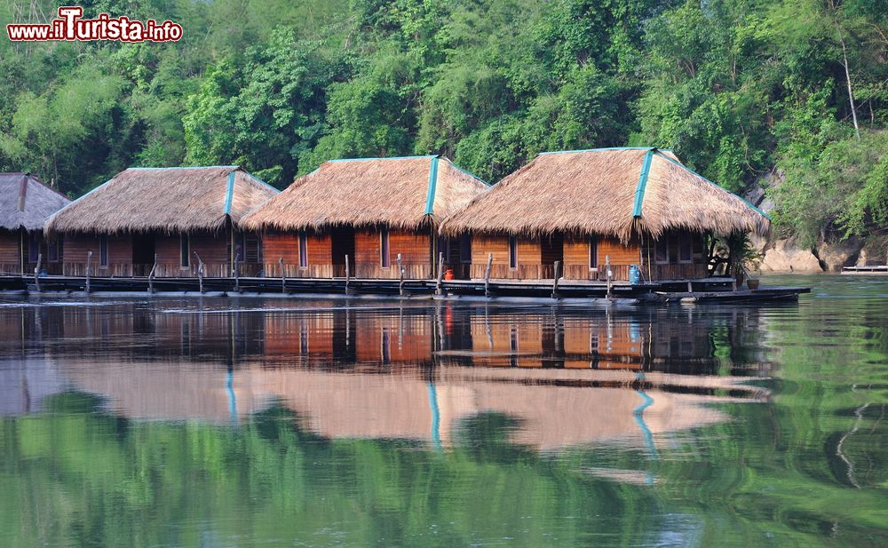 Immagine Un albergo galleggiante sul fiume Kwai, Kanchanaburi (Thailandia).