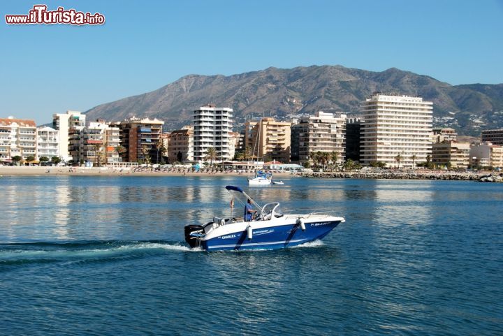 Immagine Un aliscafo si allontana dal porto di Fuengirola, provincia di Malaga, Spagna. Sullo sfondo, edifici e spiagge di questa apprezzata meta turistica dell'Andalusia - © Arena Photo UK / Shutterstock.com