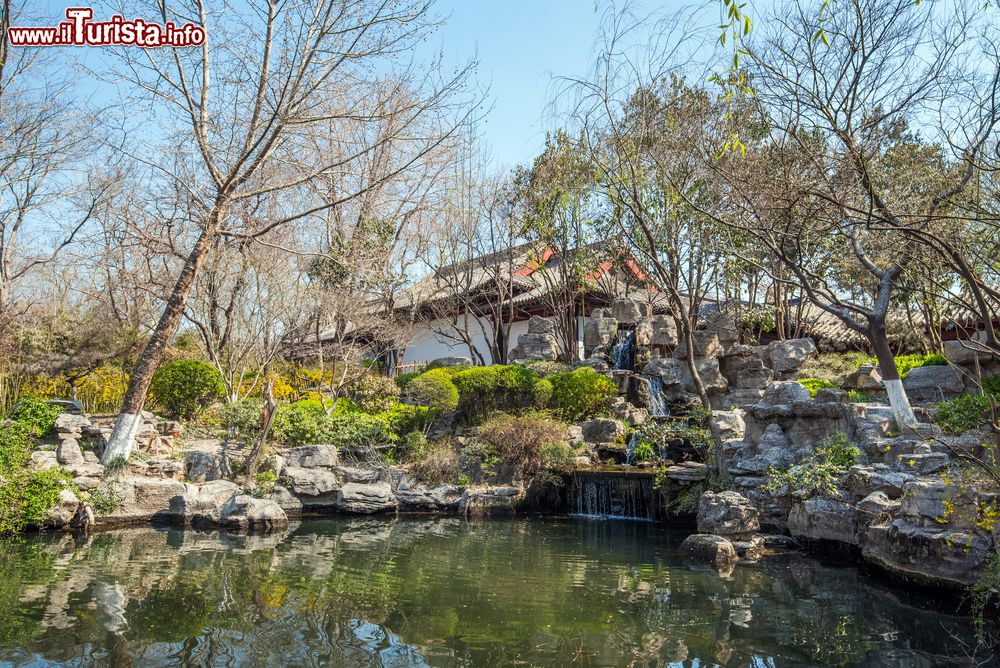 Immagine Un angolo del Baotu Springs a Jinan, Cina. Particolarmente suggestivo nel tardo pomeriggio quando i cinesi vi cercano relax, questo parco è caratterizzato da templi e padiglioni che si riflettono sulle acque di laghetti e torrenti.