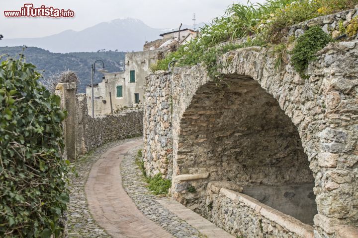 Immagine Un angolo del borgo di Borgio Verezzi lungo la passeggiata, Liguria - © Eder / Shutterstock.com