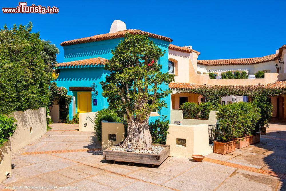 Immagine Un angolo del centro turistico di Porto Cervo, lussuoso centro balneare della Costa Smeralda in Sardegna - © ArtMediaFactory / Shutterstock.com