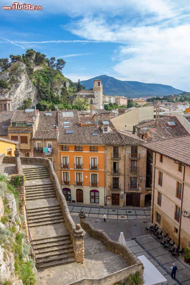 Immagine Un angolo della città di Estella visto dalla chiesa di San Miguel, Spagna. Secondo la tradizione, questa cittadina deriverebbe il suo nome dalla visione che un gruppo di pastori ebbero di una pioggia di stelle cadenti.