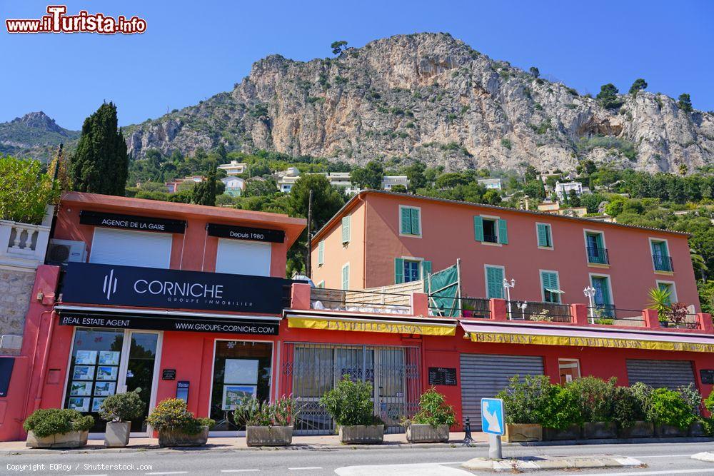 Immagine Un angolo della cittadina portuale di Eze-sur-Mer, Francia. Sorge affacciata sul Mediterraneo sotto il vecchio borgo fortificato di Eze - © EQRoy / Shutterstock.com