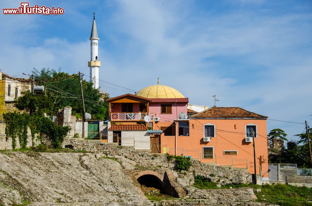 Immagine Un angolo delle rovine dell'anfiteatro romano di Durazzo, Albania. Finora solo parte della struttura è stata portata alla luce: il resto giace ancora sottoterra in attesa di nuovi interventi archeologici.