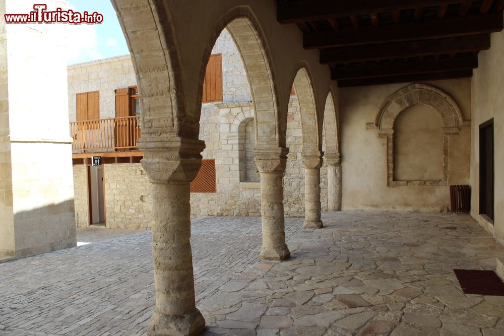Immagine Un angolo pittoresco del villaggio di Omodos attraverso le arcate di un edificio (isola di Cipro).