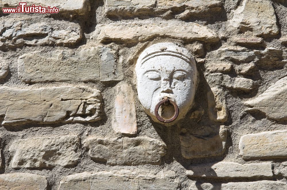 Immagine Un antico anello da muro per legare i cavalli nel centro di Guardia Perticara, Basilicata.