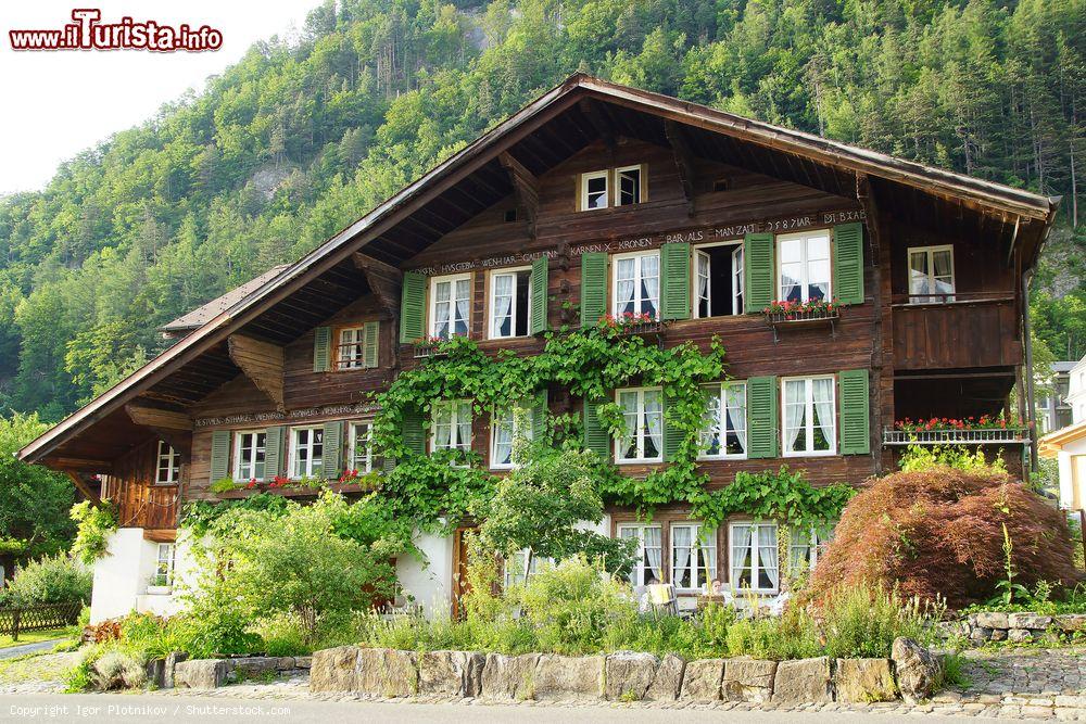 Immagine Un antico chalet in legno e muratura vicino a Kapellen, Meiringen (Svizzera) - © Igor Plotnikov / Shutterstock.com