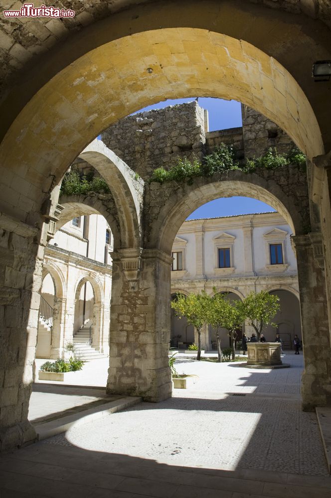 Immagine Un antico chiostro nel centro di Ispica, provincia di Ragusa, Sicilia