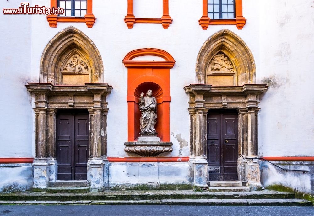 Immagine Un antico edificio decorato affacciato su una stretta stradina di Sopron, Ungheria.