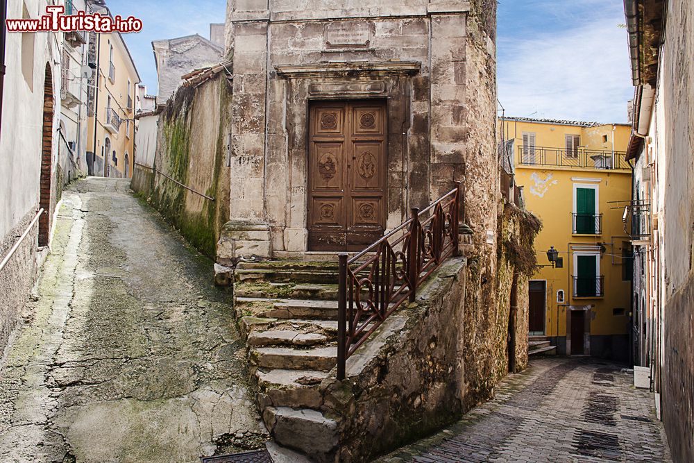 Immagine Un antico edificio del centro di Popoli, Abruzzo. Graziosa e gentile, questa località sembra fondersi perfettamente con il paesaggio lussureggiante dell'Abruzzo.