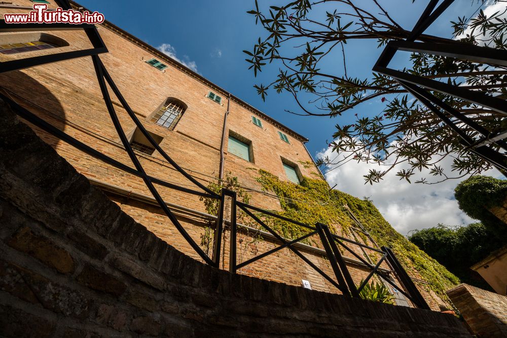 Immagine Un antico edificio in mattoni rossi nel centro di Recanati, provincia di Macerata, Marche.