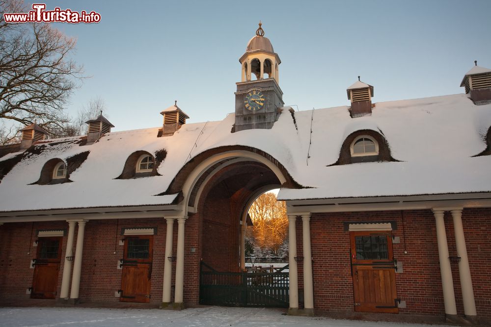 Immagine Un antico edificio nel centro di Nijmegen, Olanda, con il tetto ricoperto di neve.