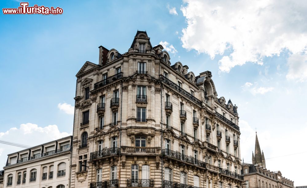 Immagine Un antico edificio nel centro storico di Limoges, Francia. Questa città si trova nel dipartimento dell'Alta Vienne, nella regione Nuova Aquitania, ed è conosciuta per la porcellana e gli smalti.