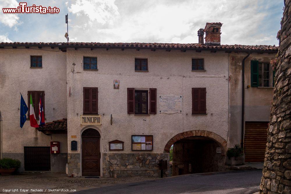 Immagine Un antico edificio nel villaggio di Sale San Giovanni, Cuneo, Piemonte. Qui hanno sede il Palazzo Municipale e l'Ufficio Postale - © Edgar Machado / Shutterstock.com