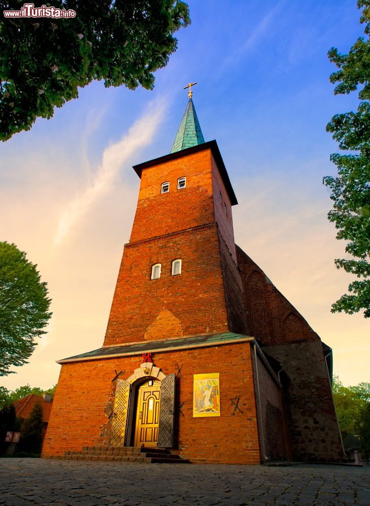 Immagine Un antico edificio religioso costruito in mattoni nella città di Kaliningrad, Russia.
