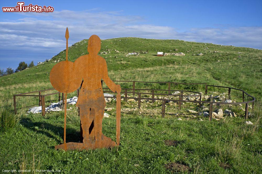 Immagine Un antico guerriero nei pressi degli scavi archeologici di Recoaro Terme, Veneto. Si tratta di ritrovamenti che risalgono all'età del bronzo e del medioevo - © giocalde / Shutterstock.com