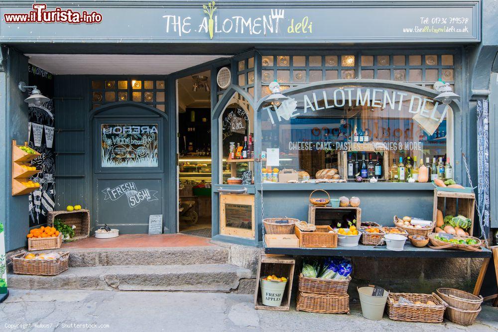 Immagine Un antico negozio di alimentari a St. Ives, Cornovaglia, Regno Unito - © mubus7 / Shutterstock.com