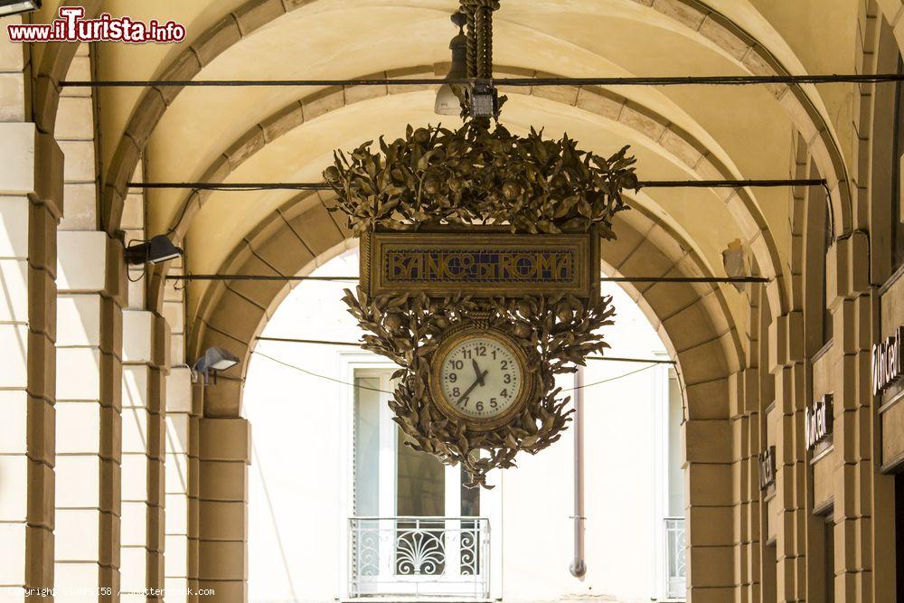 Immagine Un antico orologio in via Ugo Bassi a Bologna, Emilia-Romagna - © GIANFRI58 / Shutterstock.com