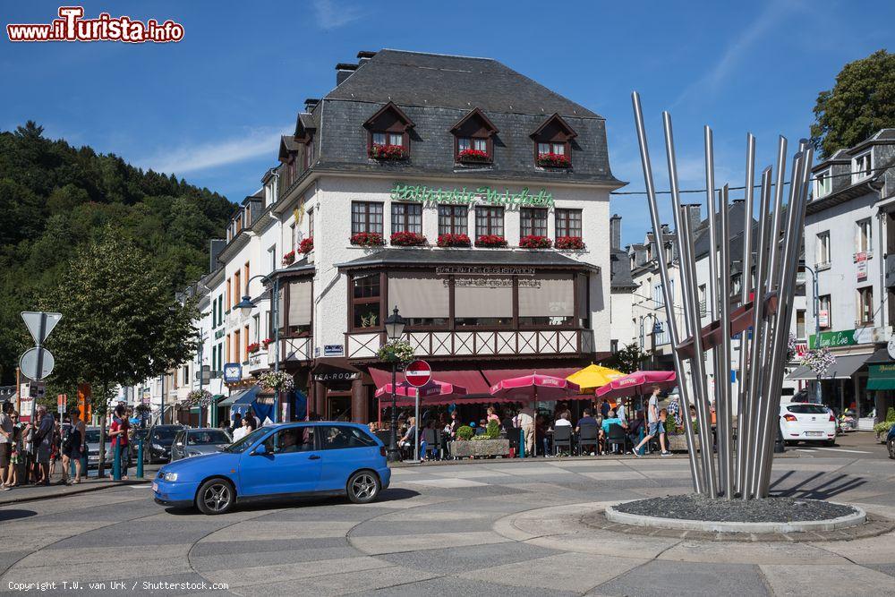 Immagine Un antico palazzo ad angolo nel centro di Bouillon, Ardenne, Belgio. Turisti in relax ai tavolini di un caffé all'aperto in una giornata di sole - © T.W. van Urk / Shutterstock.com