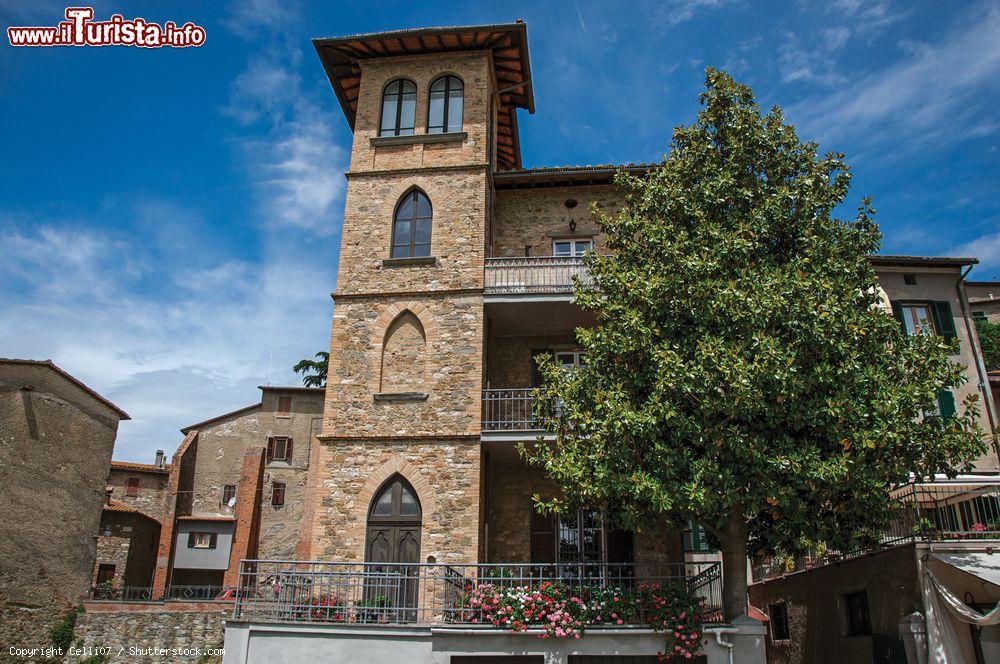 Immagine Un antico palazzo adibito a ristorante a Passignano sul Trasimeno - © Celli07 / Shutterstock.com