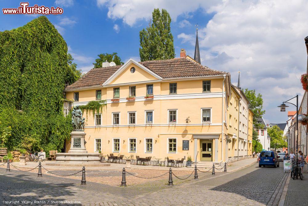 Immagine Un antico palazzo con fontana e scultura in bronzo a Weimar, Germania - © Valery Rokhin / Shutterstock.com