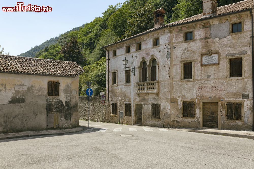 Immagine Un antico palazzo dei borgo storico di Follina in Veneto, uno dei borghi più belli d'Italia