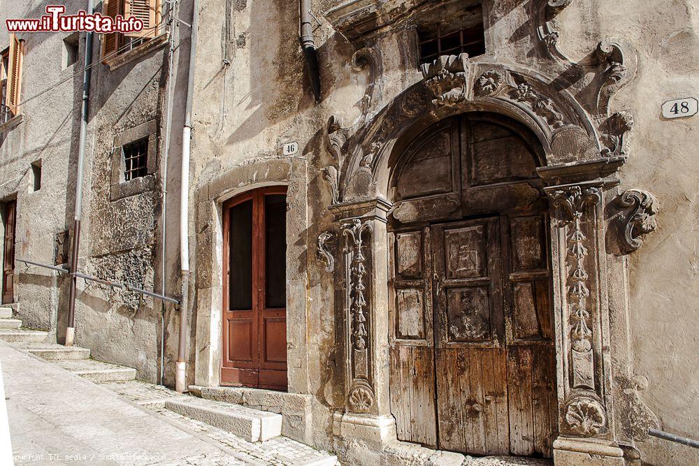 Immagine Un antico palazzo del centro di Scanno in Abruzzo - © TTL media / Shutterstock.com