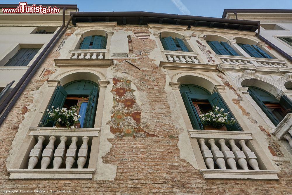 Immagine Un antico palazzo nel centro storico di Pordenone, Friuli Venezia Giulia: passeggiando nel cuore della città si possono ammirare splendidi scorci medievali - © Claudia Canton / Shutterstock.com