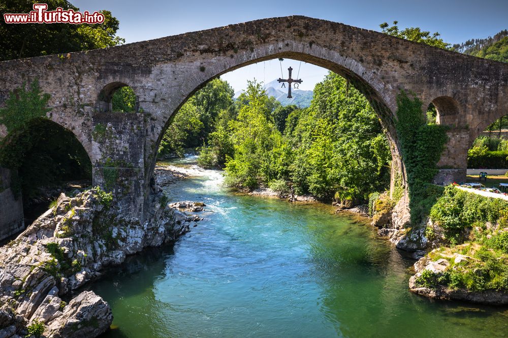Immagine Un antico ponte in pietra a Cangas de Onis, Asturie, Spagna. Siamo nella Cordigliera Cantabrica al limite delle Cime dei Picos d'Europa.