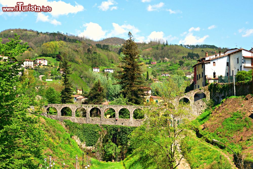 Immagine Un antico ponte in pietra nel villaggio toscano di Barga, provincia di Lucca.