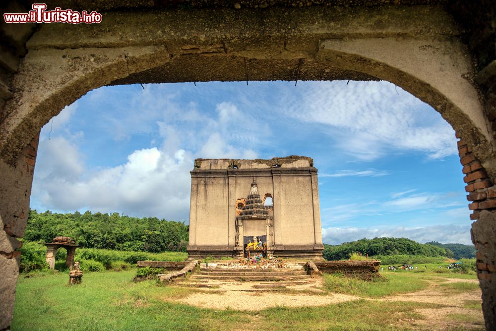 Immagine Un antico tempio dedicato a Buddha nel distretto di Sangklaburi, Kanchanaburi (Thailandia).