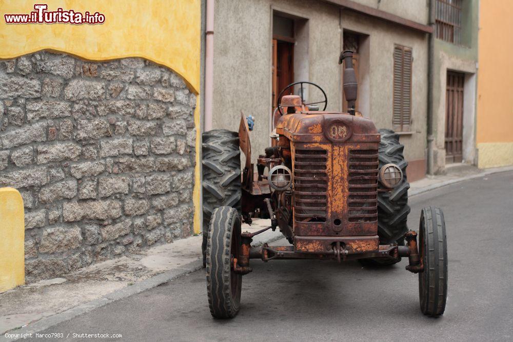 Immagine Un antico trattore esposto nelle vie del centro di Benetutti in Sardegna - © Marco7983 / Shutterstock.com