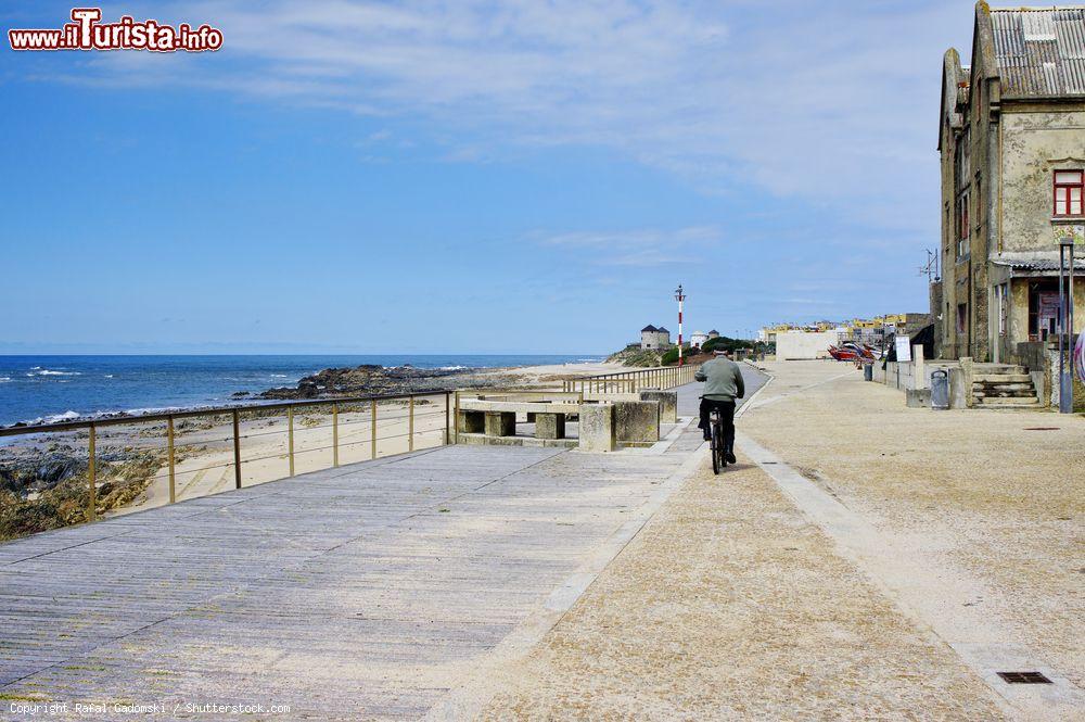 Immagine Un anziano in bici sulla passeggiata lungo la spiaggia di Apulia a Esposende, Portogallo. Questa spiaggia fa parte del Parco Naturale del Litorale, uno dei paesaggi naturali più belli del paese - © Rafal Gadomski / Shutterstock.com