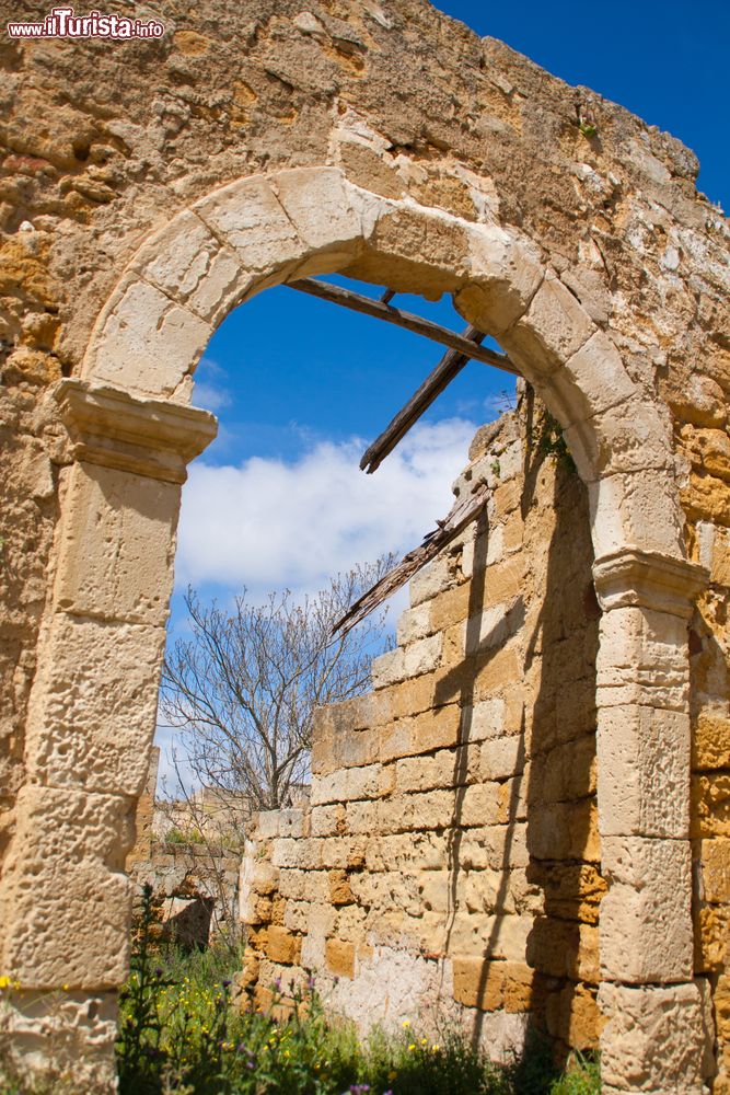 Immagine Un arco danneggiato dal terremeto del 1968 a Santa Margherita di Belice in Sicilia