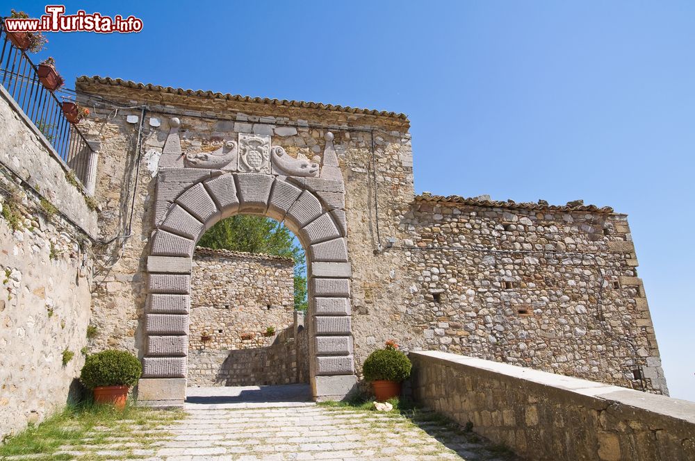 Immagine Un arco di accesso al castello di Sant'Agata di Puglia, Italia. Nel tempo questa rocca perse la sua funzione difensiva trasformandosi in residenza abitativa prima di essere abbandonata. E' il simbolo della città.