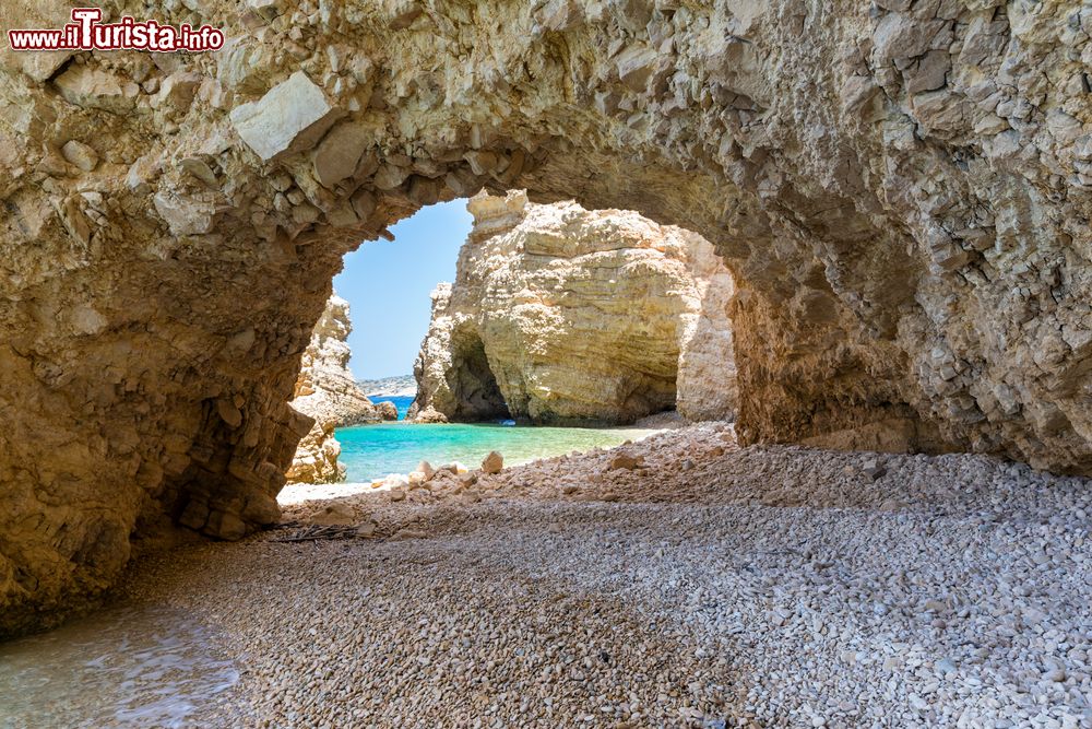 Immagine Un arco di roccia sulla spiaggia di Kastelli a Kato Koufonisi, Piccole Cicladi, Grecia. Disabitata, quest'isoletta conserva ancora il vecchio insediamento a testimonianza di epoche lontane.