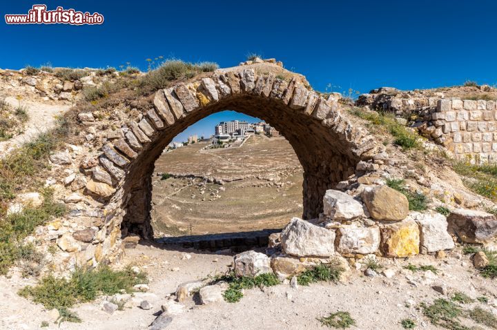 Immagine Un arco d'ingresso del castello di Karak, Giordania. Mura possenti e porte di ingresso circondano la possente fortezza di Karak che appare in tutta la sua maestosità al viaggiatore che giunge da est offrendo la vista della sua cinta muraria  e degli spalti a strapiombo sulla strada - © Anton_Ivanov / Shutterstock.com