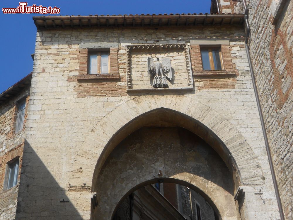 Immagine Un arco in muratura nella cittadina medievale di Todi, Umbria. 