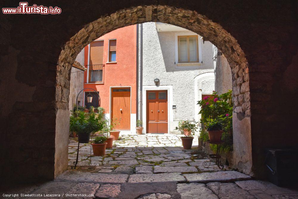 Immagine Un arco nel centro storico di Nusco (Avellino), il borgo dell'Alta Irpinia in Campania - © Giambattista Lazazzera / Shutterstock.com