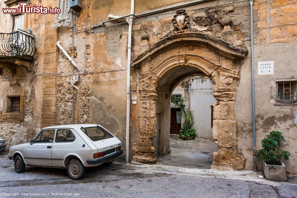 Immagine Un arco nella vecchia città di Sciacca, Sicilia. Questa località siciliana è conosciuta per essere stata, sin dall'epoca greca, città di bagni termali - © robertonencini / Shutterstock.com