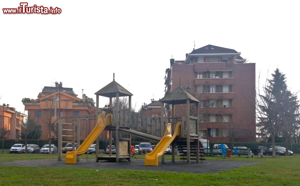 Immagine Un'area giochi tra i palazzi di Paderno Dugnano in Lombardia, hinterland milanese.