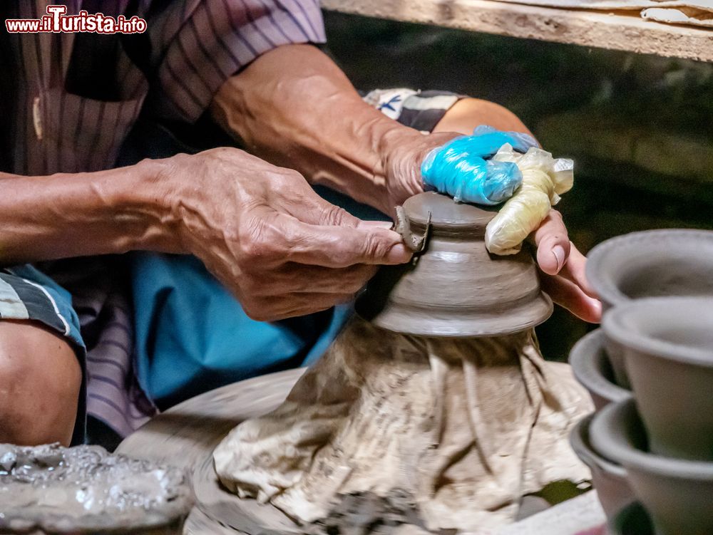 Immagine Un artigiano thailandese modella un vaso di ceramica a Ko Kret, Nonthaburi.