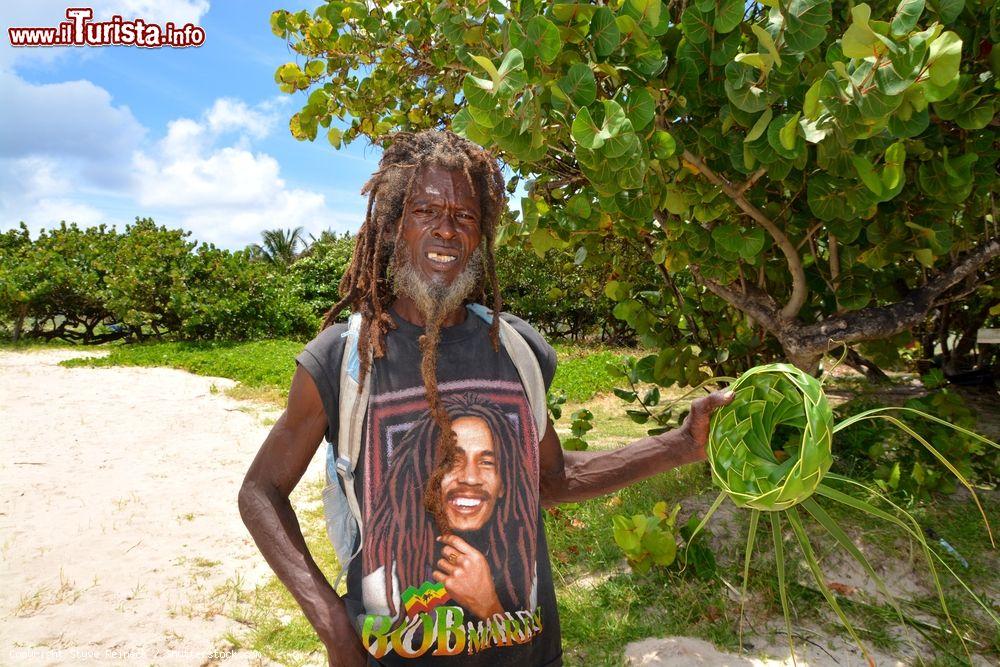 Immagine Un artigiano vende i suoi prodotti a Castries, la capitale di Saint Lucia - © Styve Reineck / Shutterstock.com