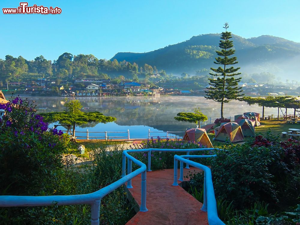 Immagine Un bacino idrico al Rak Thai Village all'alba, provincia di Mae Hong Son, Thailandia.