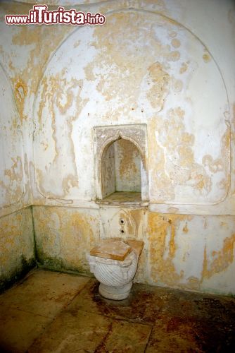 Immagine Un antico bagno all'interno del Blagaj Tekija, a Blagaj - il monastero derviscio di Blagaj fu costruito nella prima metà del XVI secolo dai discepoli di una confraternita islamica e la sua costruzione fu praticata secondo i dettami dell'architettura ottomana, con elementi in stile mediterraneo, il che, insieme alla sua straordinaria posizione, ne fa un edificio davvero unico nel suo genere e uno dei più belli della nazione.- © Attila JANDI / Shutterstock.com