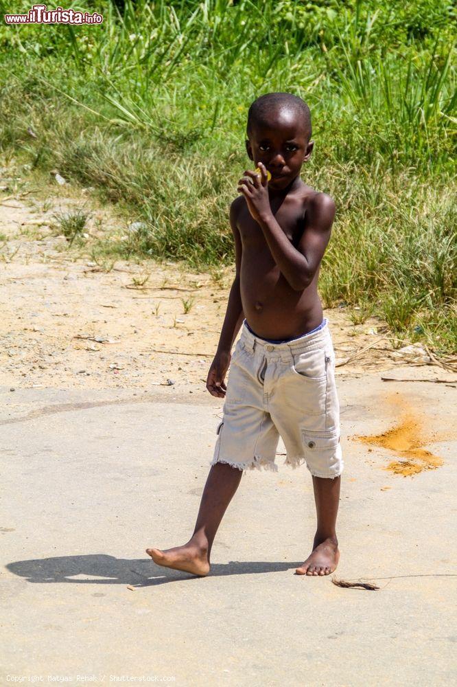 Immagine Un bambino cammina sulla strada nella piantagione di Marienburg, Suriname - © Matyas Rehak / Shutterstock.com